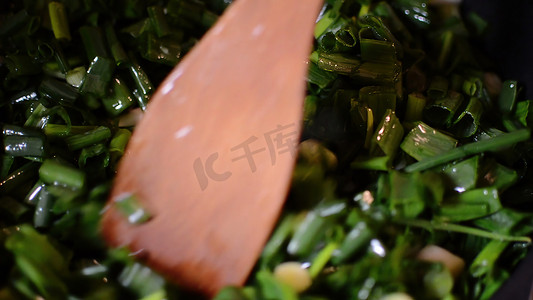 绿色食物插图摄影照片_3d 插图-用木勺搅拌切碎的洋葱油炸和鸡蛋烹饪