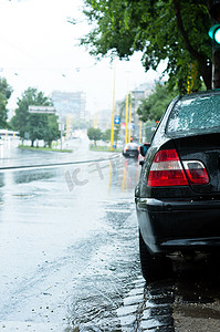 背景模糊的雨中停车车特写