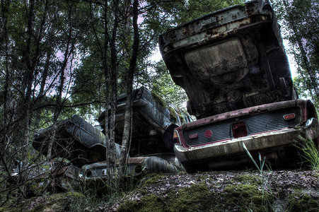 旧汽车墓地的汽车 HDR 图片