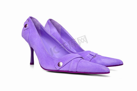 白色背景的女性紫色皮鞋，孤立的产品。