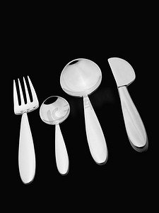 餐食图片摄影照片_“带叉子、刀子和勺子的银器套装（剪切路径）”