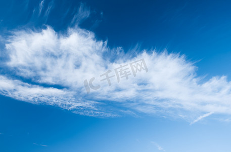 大风天气摄影照片_大风天气蓝天白云