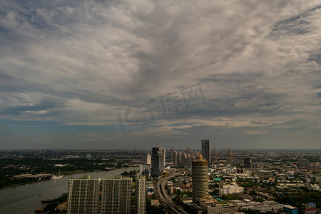 曼谷夜景的天空景观与曼谷商业区的摩天大楼，城市景观城市中心商业区概念。