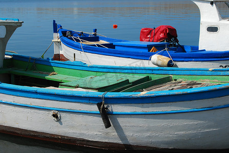 蓝色和白色的鱼船