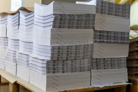 印刷或出版公司的纸质书堆