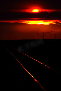 艳丽风景摄影照片_夕阳照亮风景秀丽的萨斯喀彻温省的铁轨