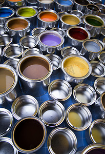 rgb色彩摄影照片_油漆罐调色板和彩虹颜色