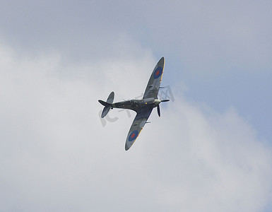 英国皇家空军 Flypast 喷火战斗机在 Ess 的 Fairlop 水域为女王