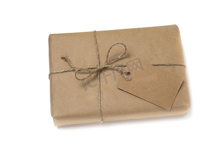 用空白牛皮纸包裹的圣诞或新年礼盒