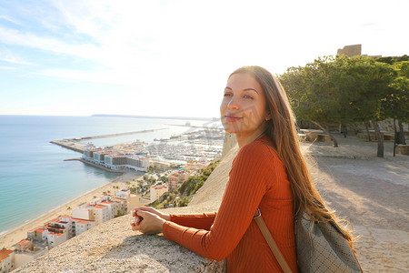 南欧摄影照片_漂亮的年轻旅游女孩放松享受在南欧的旅行。
