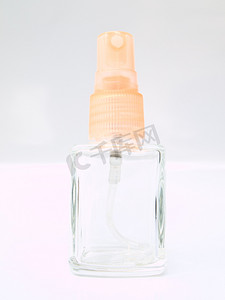 在白色背景上隔离的玻璃喷雾瓶