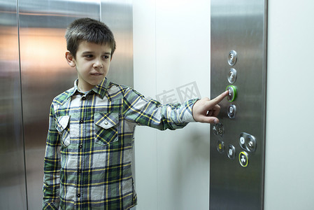 电梯里摄影照片_电梯里的孩子