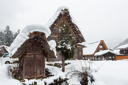 下雪乡村摄影照片_冬季有雪的白川乡村。