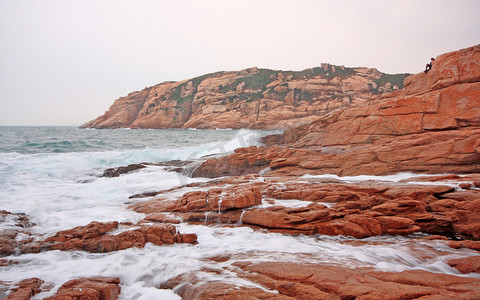 海洋模糊摄影照片_多岩石的海岸和模糊的水
