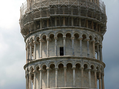 比萨 - 传奇塔周围精心设计的柱廊