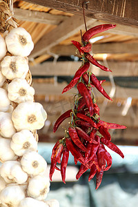 乡村集市摄影照片_“干红辣椒和大蒜，乡村市场”