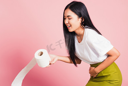 七彩江南纸巾盒摄影照片_妇女腹泻便秘拿着胃痛和纸巾卫生纸