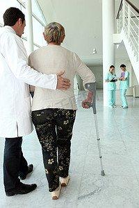 医疗协助老年妇女行走