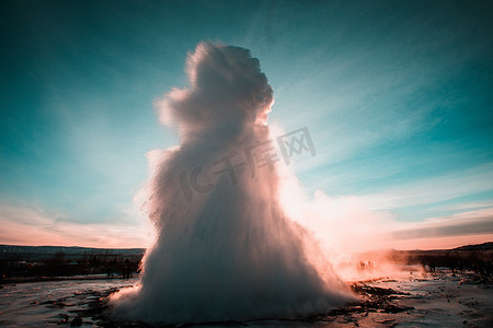 黄金圈摄影照片_在欧洲冰岛黄金圈 Haukadalur 的 Geyser Strokkur