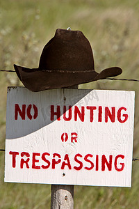 牛仔帽在萨斯喀彻温省张贴的标志上