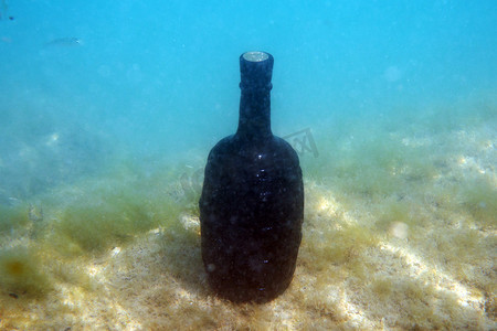 一瓶酒在水下。