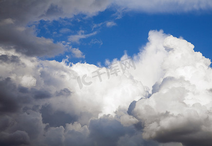 花纹腾云摄影照片_深蓝天空中腾起的积云