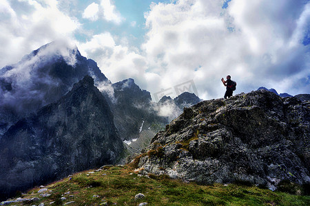 在斯洛伐克的高塔特拉山上徒步旅行的人。