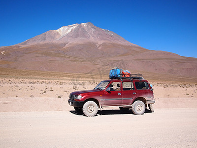 四轮驱动摄影照片_玻利维亚沙漠中的四轮驱动车