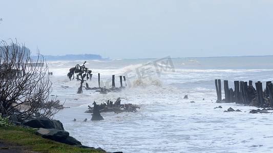 猛烈袭击西孟加拉邦和孟加拉国的非常严重的热带气旋风暴 Bulbul 的暴风雨海天气视图导致风暴潮和山洪暴发横跨沿海岛屿地区。