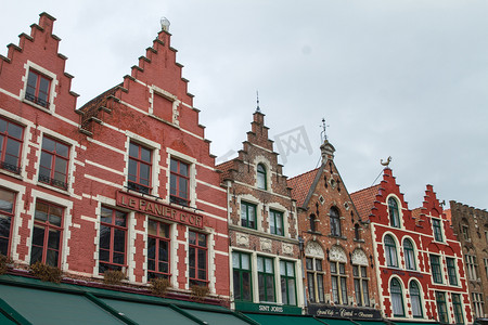 红色佛摄影照片_比利时，布鲁日，主广场上色彩缤纷的建筑