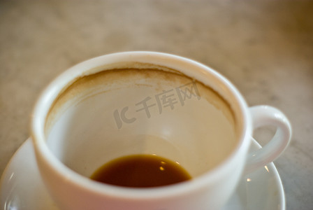 杯子里的咖啡摄影照片_早上底部杯子里的咖啡
