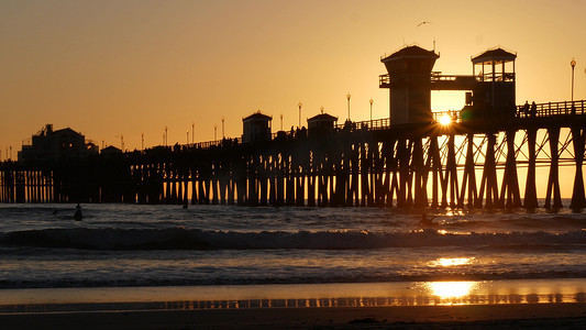 在日落的码头剪影，美国加利福尼亚州，海边。