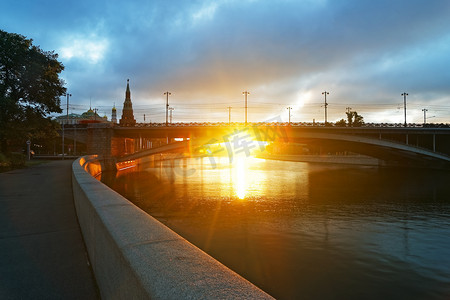 莫斯科附近宏伟的石桥下朝阳的锐利光芒