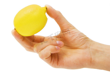 男性手中的黄色柠檬