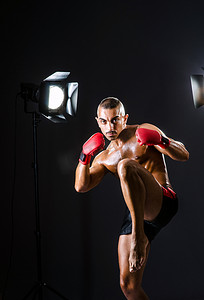 体育概念中带工作室灯的拳击手