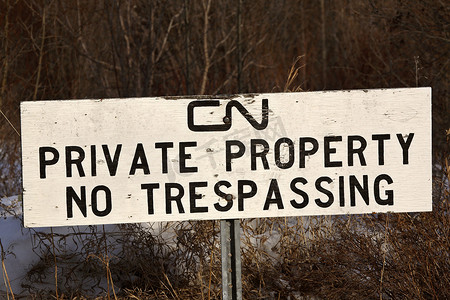 CN Rail No Trespassing 标志在 Armit Saskatchewan