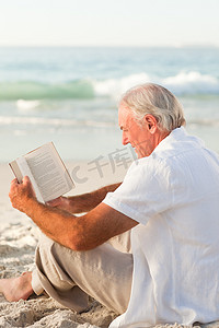 男人在沙滩上看书
