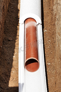 安装自来水总管、卫生下水道、雨水排放系统、绝缘包裹的塑料管道