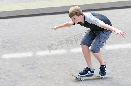 年轻的溜冰少年在滑板上运动