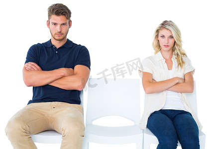 坐在椅子上的年轻夫妇在争吵时不说话
