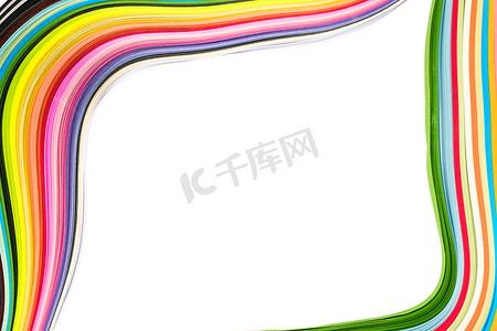 波浪状师摄影照片_白色背景上的抽象彩色波浪卷曲彩虹条纸