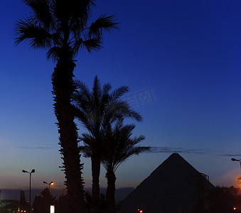 胡夫金字塔摄影照片_清晨的吉萨金字塔