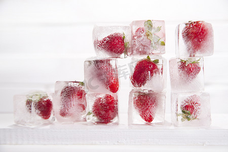 草莓冰块摄影照片_草莓冰块