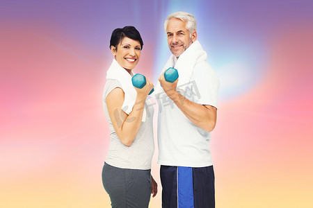 蓝色哑铃摄影照片_一对健康成熟夫妇用哑铃锻炼肖像的合成图像