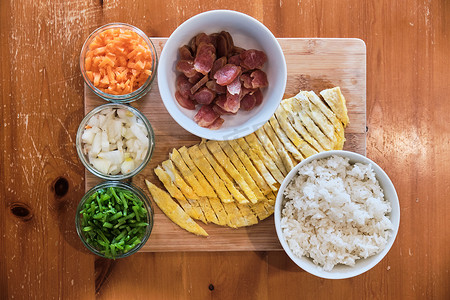 炒饭的配料-猪肉香肠、胡萝卜、豆类、米饭和煎蛋卷。