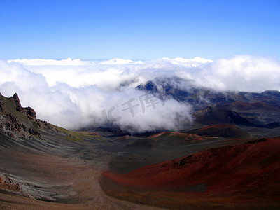 “云卷入哈雷阿卡拉火山口，毛伊岛，夏威夷”