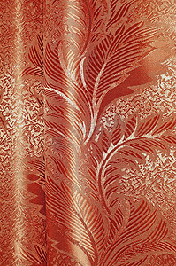 带褶皱的红色和米色缎纹窗帘的质地