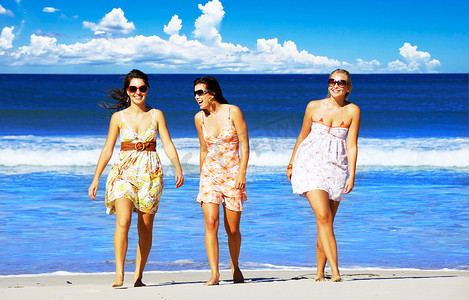 三名年轻女子在夏日的沙滩上玩乐