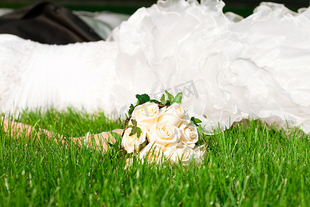 新娘捧花摄影照片_新娘手里拿着新娘捧花