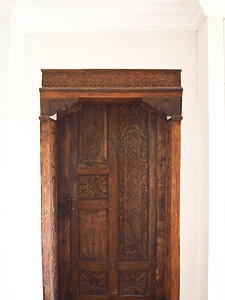 在白色墙壁上的古色古香的摩洛哥样式木门